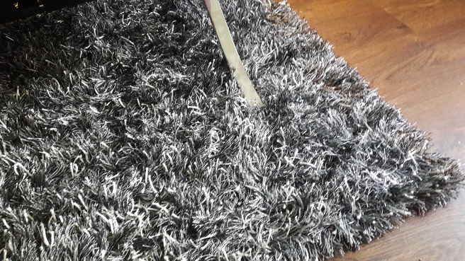 Min nya matta under soffan, framför teven.