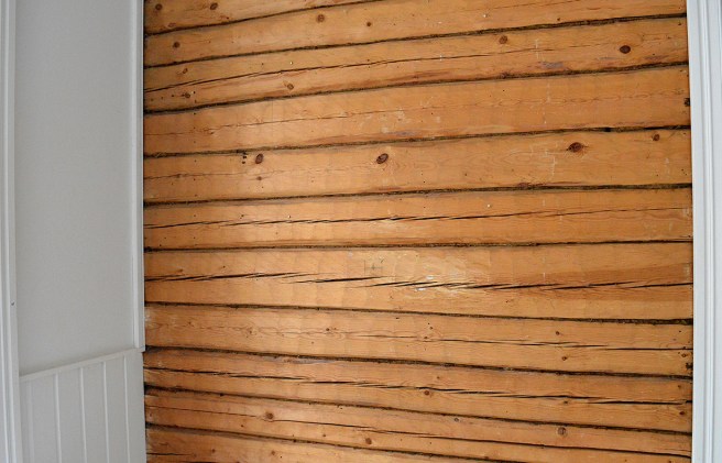 En stockvägg i Almska Gården.