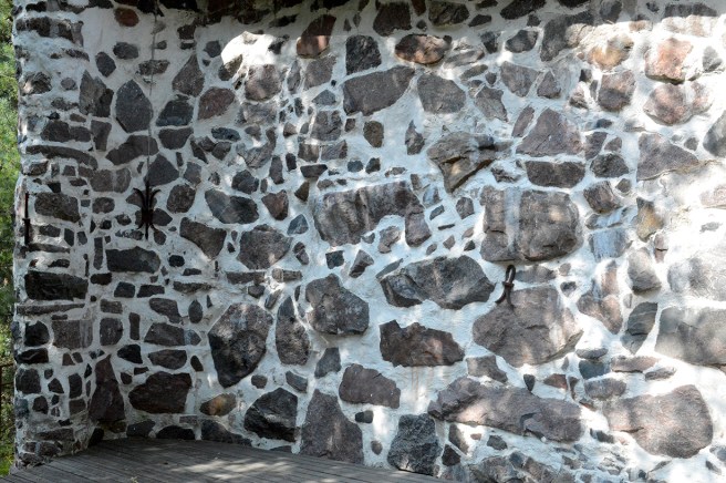 En av väggarna till Heliga Birgittas kapell i Vivamo, Lojo.