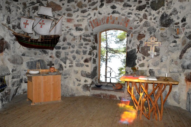 ... och inuti såhär. Se så vackert ett fönster från en vägg på motsatta sidan speglar sig i solljuset mot golvet.