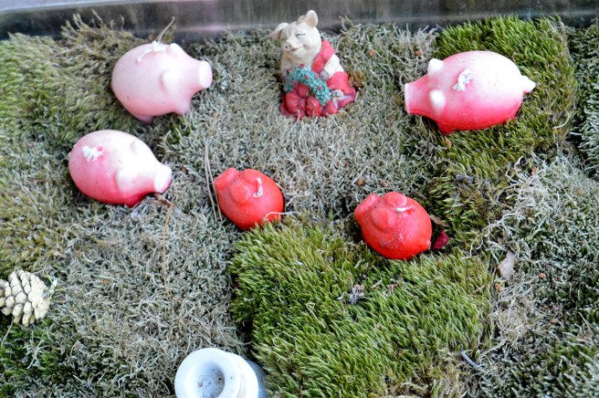 I väntan på julen står de här på trappan utanför ett hus på landet.