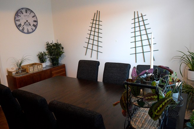 Vem vet, kanske pinnarna för växtstöden som fick tillfällig plats på väggen hänger där som konstverk ännu vid jul :-)