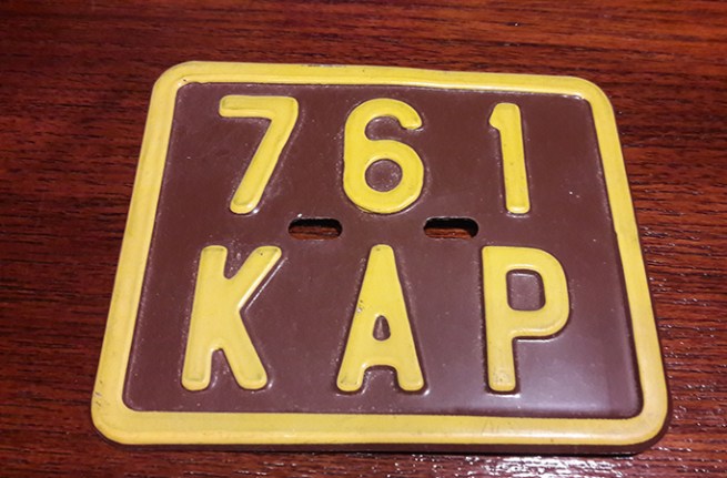 Välbevarad registerskylt. Cirka tio centimeter bred.