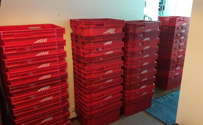 Fyrtio tomma flyttlådor.