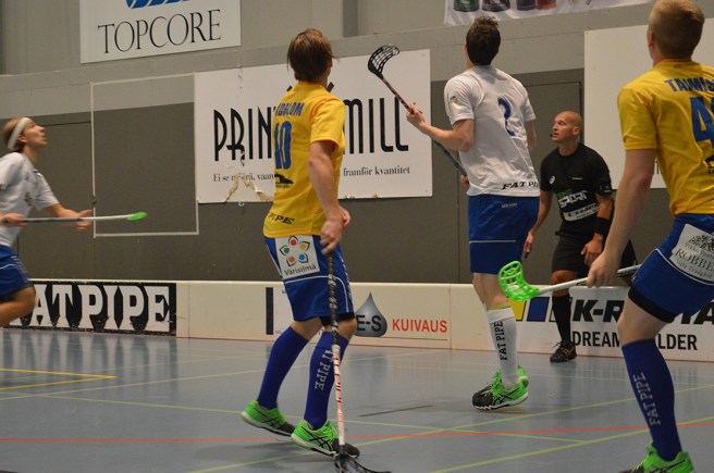 Håller taket på att rasa ner eller vad spanar alla efter? Bollen?