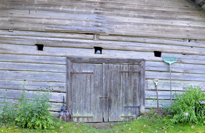En gårdsbyggnad i Hyvinge.
