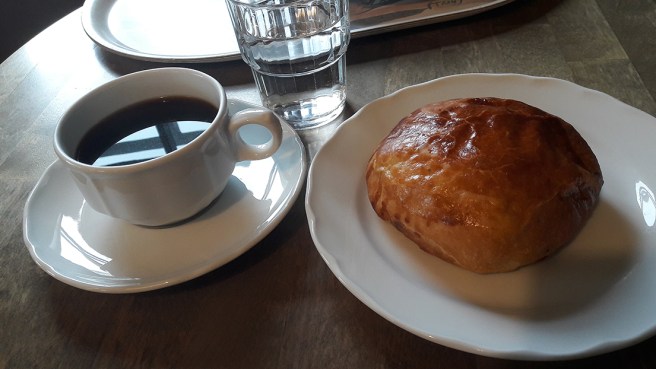 Förmiddagskaffe och smörbulle på Café Vaherkylä.