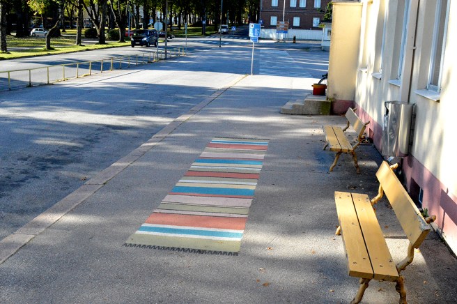 Trasmatta på trottoaren utanför busstationen.