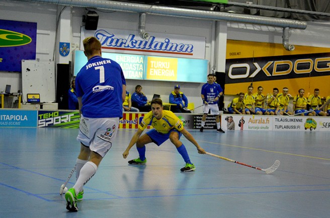 Det blir många bilder av ryggar då jag försöker plåta Tors spelare. Den här gången spelade vi i blå dräkter.