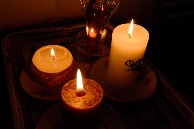 Jag bränner levande ljus varje kväll, inte enbart om höst och vinter.