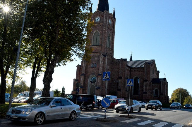 Kö in till staden och kyrkans parkering proppfull.