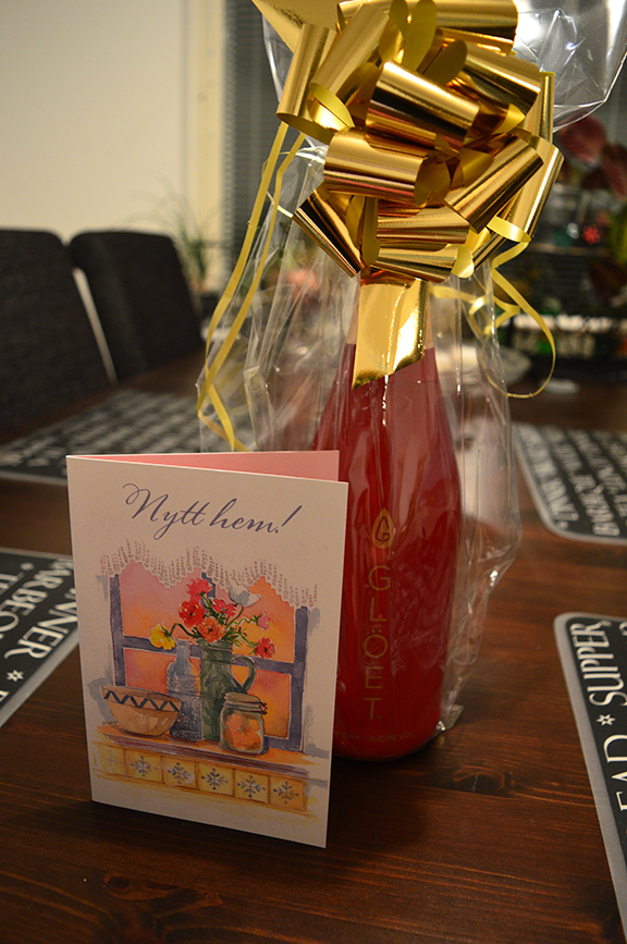 Marina hade med sig en vackert inpackad flaska, ett kort, ett paket salt och mörkt bröd som lyckönskan till nya hemmet.