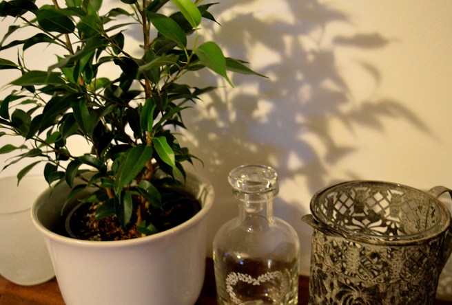 Bland annat sekretären de här sakerna står på ska flyttas, två andra skåp likaså.