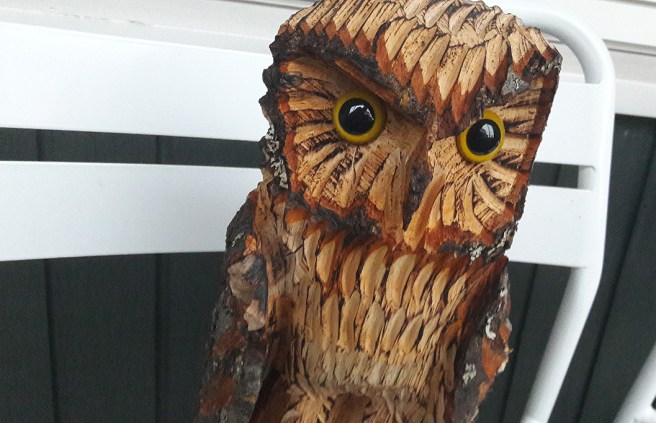 Han häckar på min balkong. Inte en inredningspryl jag skulle köpa, men fick den som gåva och tycker ugglan ser både klok och sympatisk ut.