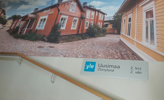 En vy från gamla staden i Borgå pryder väggen.