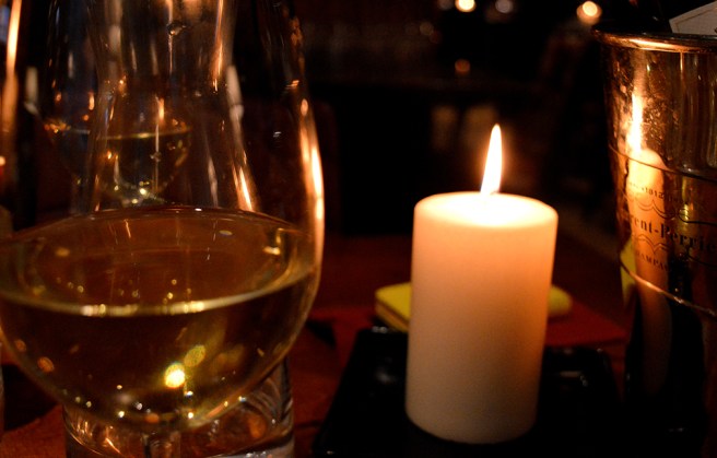 Några glas vitt vid ett levande ljus.