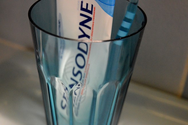 En mugg i plast för tandborste och glas.