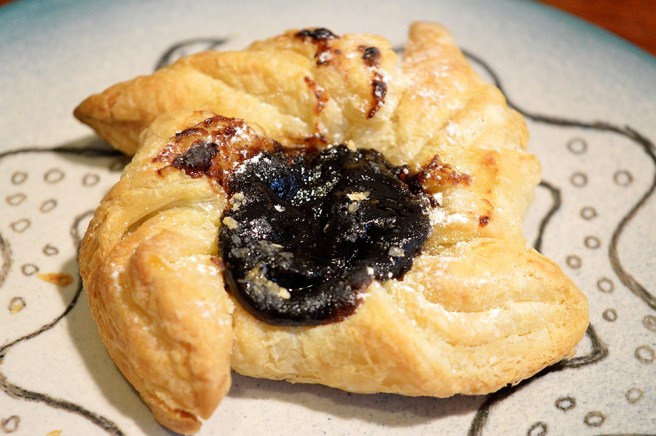 Smördeg och plommonmarmelad.