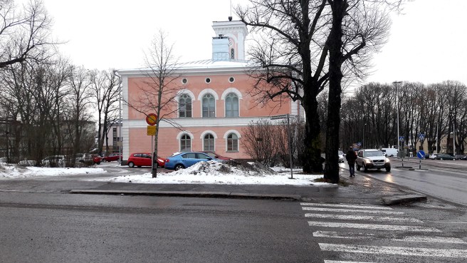 Stadens rådhus som det ser ut sett från korsningen av Alexandersgatan och Mannerheimgatan.