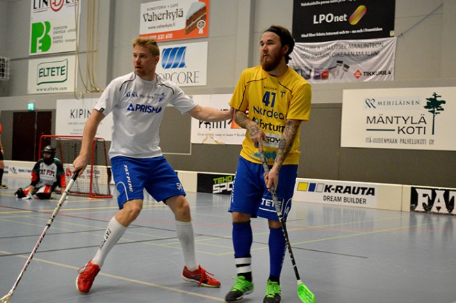 Hade en del halvroliga bilder men sätter ut en stillastående normal. Tuomas Savukoski till höger som valdes till Tors bästa spelare i matchen.