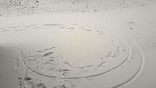 Här har någon trampat runt, och troligen lett en cykel.