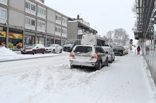 Drottninggatan, lite hafsigt plogad men det är troligen inte lätt att hålla snön borta då ny kommer ner hela tiden och då bilar kanske stått parkerade där när traktorerna var ute i morse.