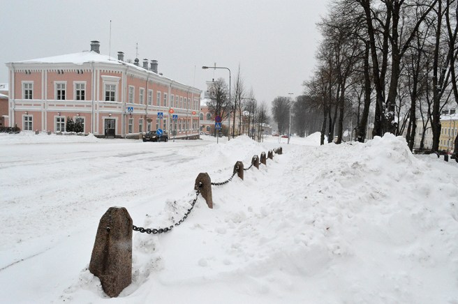 En hel del snö har vi fått, men det ser ju alltid mer ut då kyrkparkeringen (utanför bild till höger) putsats upp.