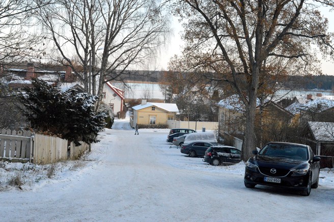 Från gamla kyrkogårdens port har man utsikt över en del av Lovisa gamla stad och Lovisaviken som lätt börjat frysa till nu.