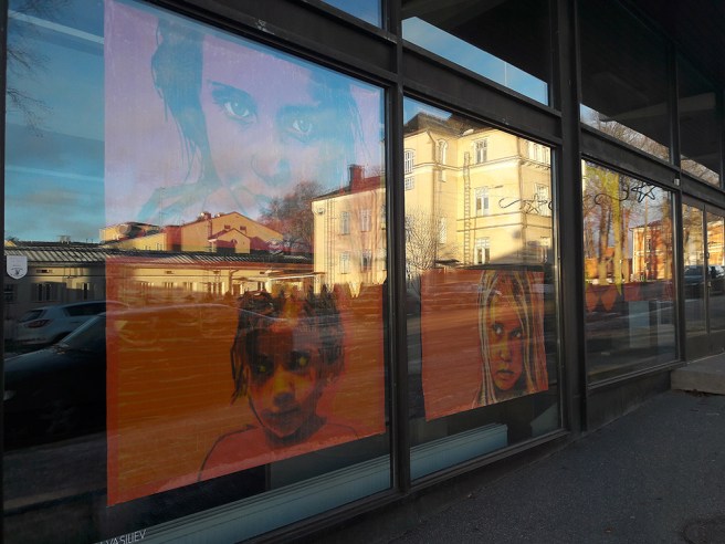 Konst i fönster blev lite konstigt med speglingarna, men därmed en ny konst i sig.