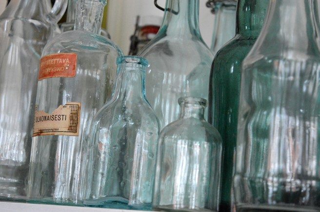 Flaskor på en hylla i ett av Lovisas öppna julhem som jag besökte i början av december.