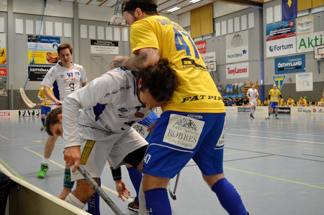 Ofta ser det värre ut än det är då kampen om bollen är hård och en bildserie tas på ett par sekunder.