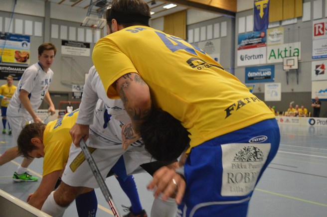 Jag får liksom inte ihop det här... kroppen ser ut att står rak, men huvudet? Vem tillhör det? För en mopp är det inte.