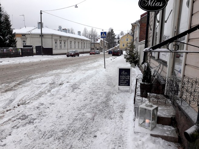 Alexandersgatan, riktning söderut. Jag är på väg till Café Vaherkylä som ligger lite längre bort till höger. Gatan som börjar där gula huset finns heter Östra Åsvägen, och vänder man till vänster är det Karlskronabulevarden.