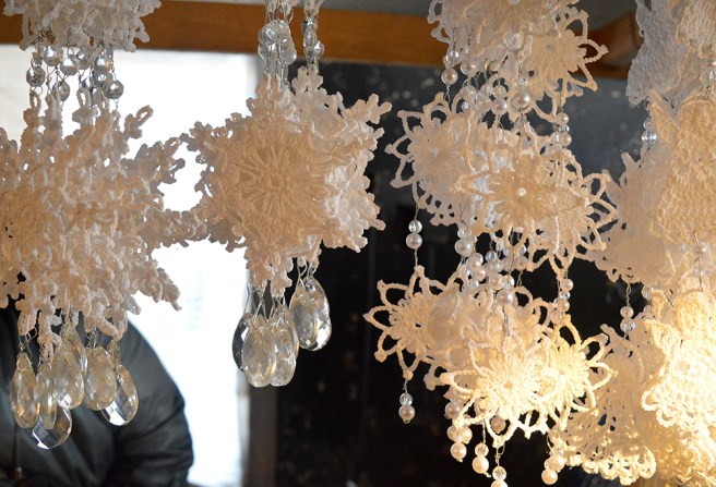 Susanne Wahlroos från Liljendal har virkat de här snöflingorna som till exempel kan pryda fönstren.