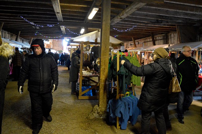 Inne i stallet var det sådan trängsel att jag var tvungen att vänta för att folk inte skulle stå framför kameralinsen och skymma sikten.