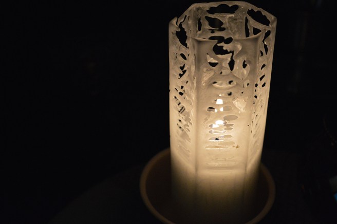 Skalet av stearin hålls kvar, men varje gång blir ljuset lite svårare att tända utan att skada mönstret eller bränna fingrarna. Ernst långa stickor blir mitt följande knep!