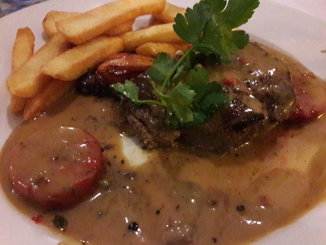 Den stora röda "saken" till vänster är en morot, jättegod den också :-)