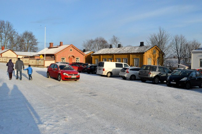 Strandvägen är uppgrävd och en del av dem som ville besöka julmarknaden på Skeppsbron eller julhemmen parkerade på Saltbodtorg.