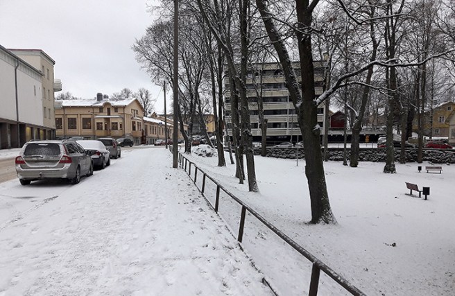 Östra Tullgatan med biografhuset till vänster. Den gula byggnaden är stadsbiblioteket.