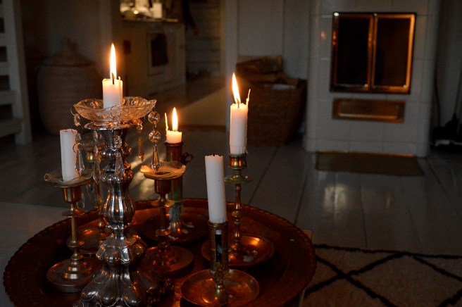 Levande ljus sprider äkta och varm stämning.