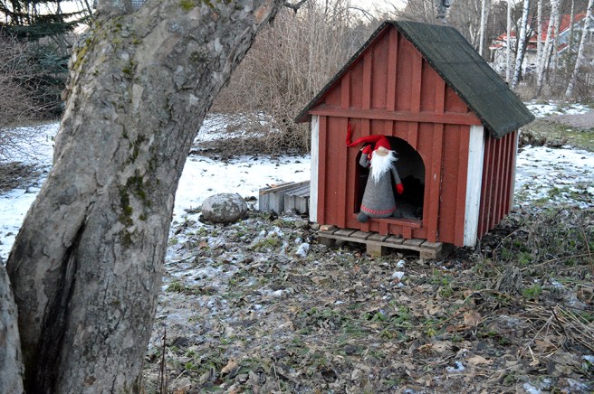 Tomten vaktade hundkojan och hälsade oss välkomna.