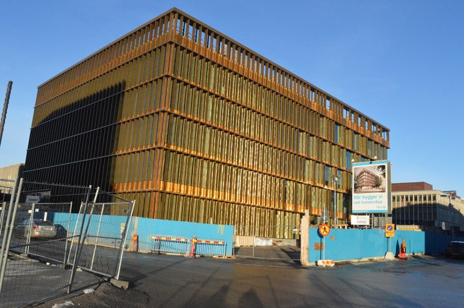 Nya kommunhuset. Ja, vad ska man säga... var min första tanke. Men arkitekturen har likheter med Tibblekyrkan som ligger intill.