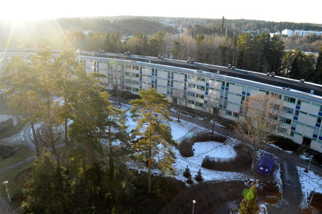 Jag tycker om utsikten från balkongen. Vid bästa vädret ser man ända bort till Globen.