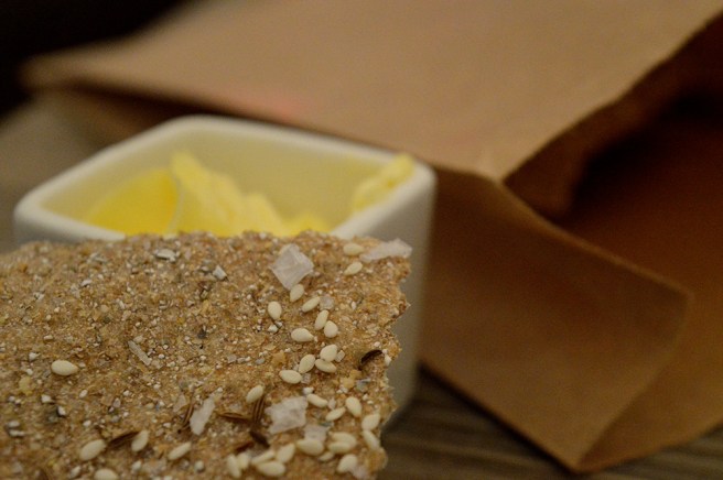 Gott knäckebröd med smak av bland annat anis. Det har bakats på båten och kom till bordet i en papperspåse. Smöret hade lätt smak av rökt fisk.