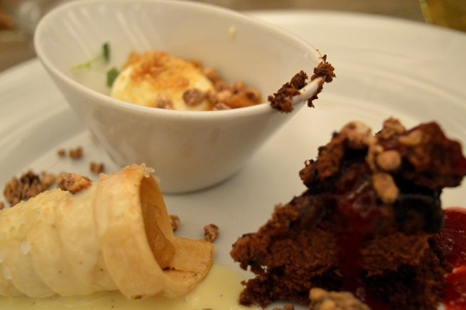 Efterrätt från stående bord. Bland annat bit av chokladkaka med hallonsås, struva med äppelsylt och vaniljsås.