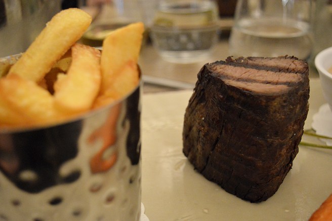 Väldigt delikat oxfilé, men 200 gram var aningen för mycket för mig. Den goda moroten och pepparsåsen syns inte på bilden.