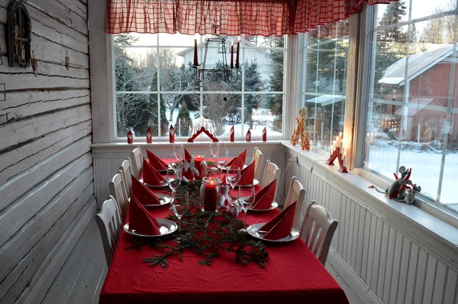 Vackert dukat på verandan i Villa Limppu.