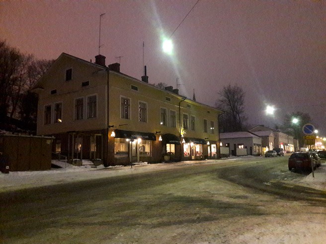 Alexandersgatan med bland annat Café Vaherkylä på gatunivå i det stora trähuset.
