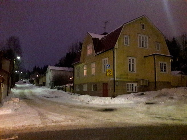 Korsningen av Alexandersgatan, Karlskronabulevarden ner mot vänster och Östra Åsvägen upp för backen.