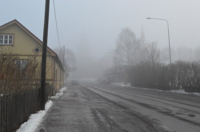 Drygt hundra meter till kyrkan och knappt så den syns.